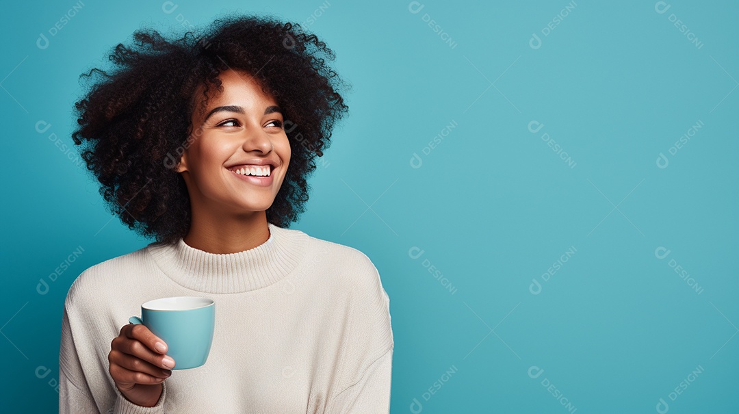 Mulher negra feliz com café