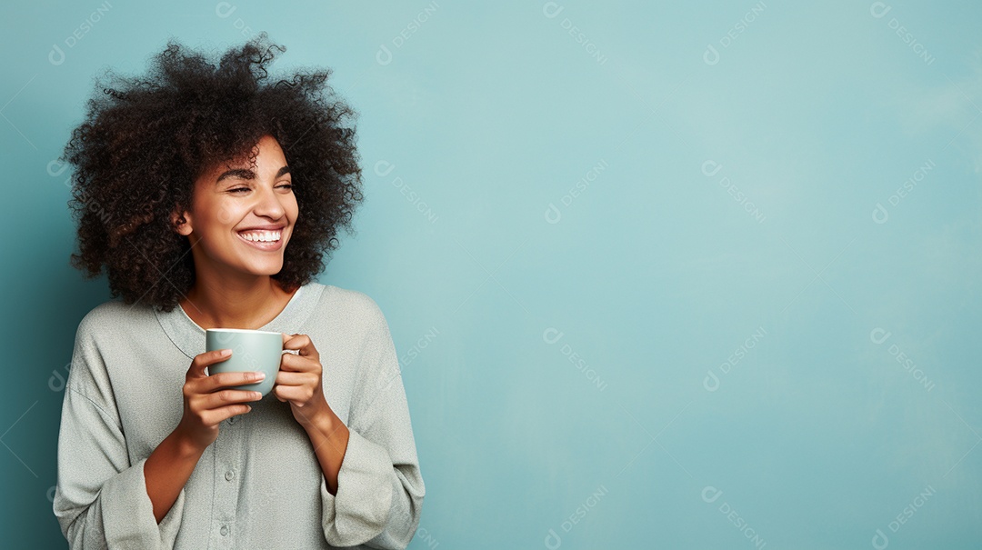 Mulher negra feliz com café
