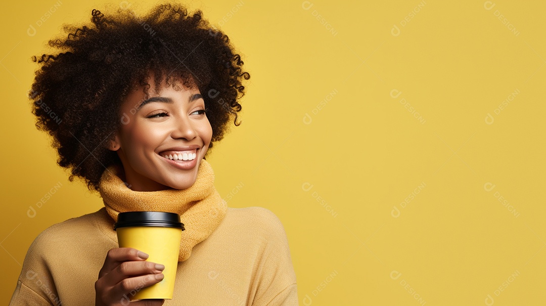 Mulher negra feliz com café