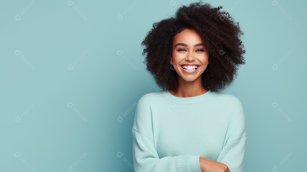 Mulher negra feliz com café