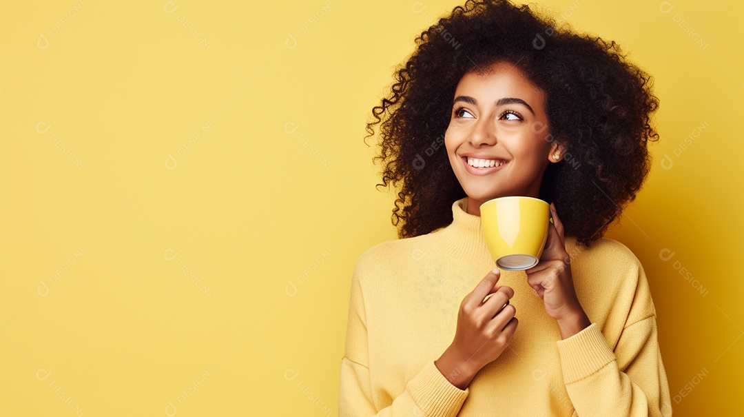 Mulher negra feliz com café