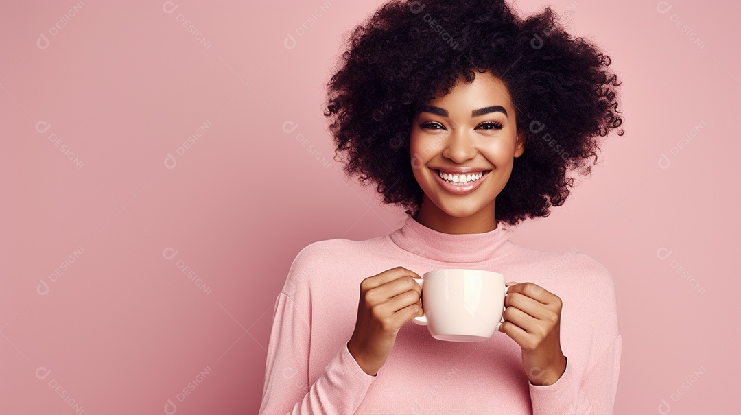Mulher negra feliz com café