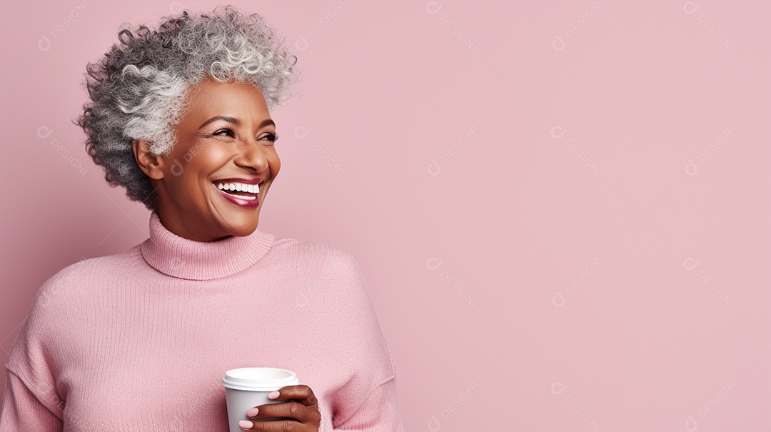 Mulher negra feliz com café