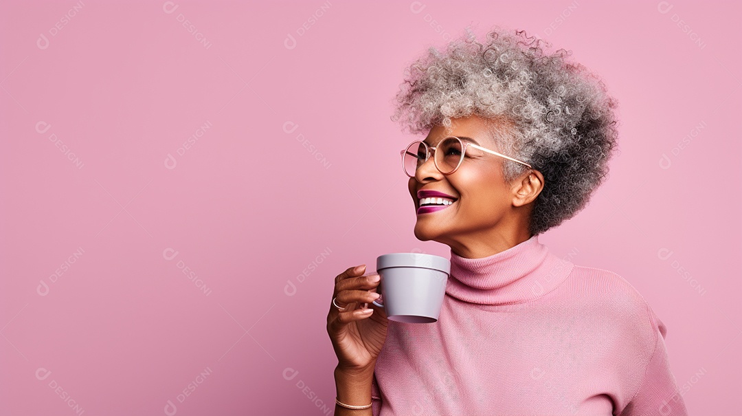 Idosa segurando copo de café sobre fundo isolado