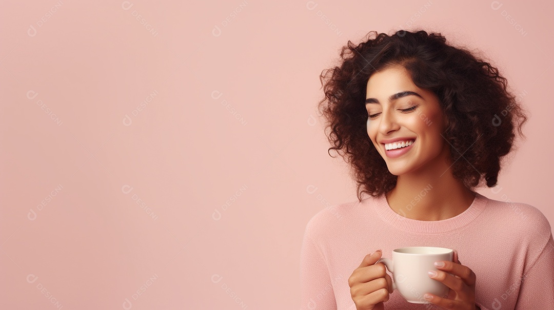 Mulher feliz com café