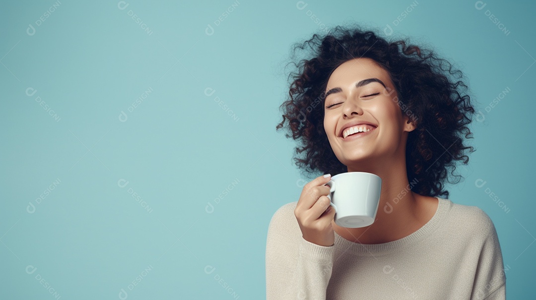 Mulher feliz com café