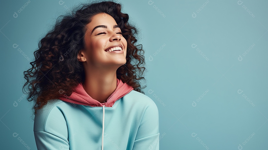 Mulher feliz com café