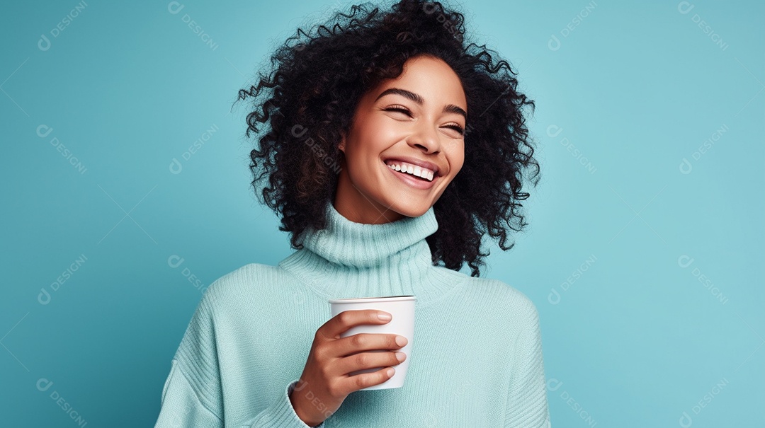 Mulher feliz com café