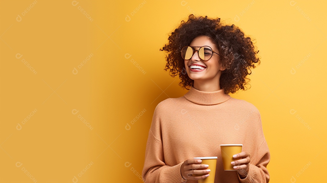Mulher feliz com café