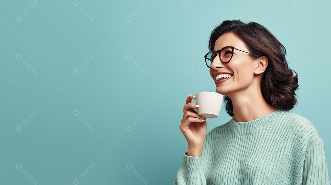 Mulher feliz com café