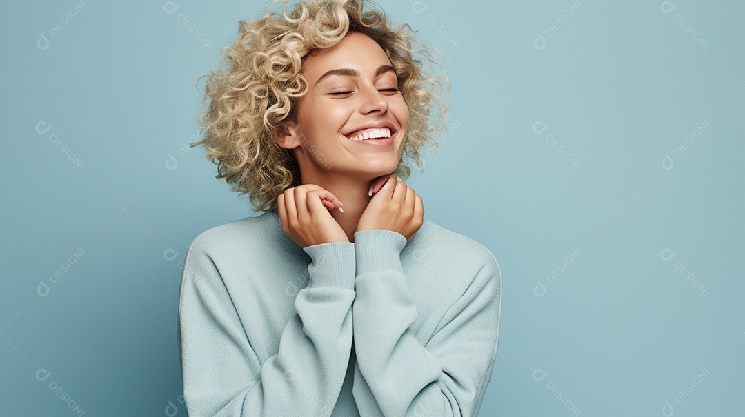 Mulher feliz com café