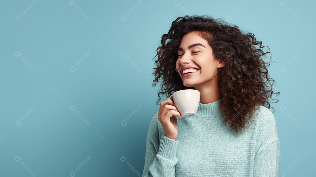 Mulher feliz com café