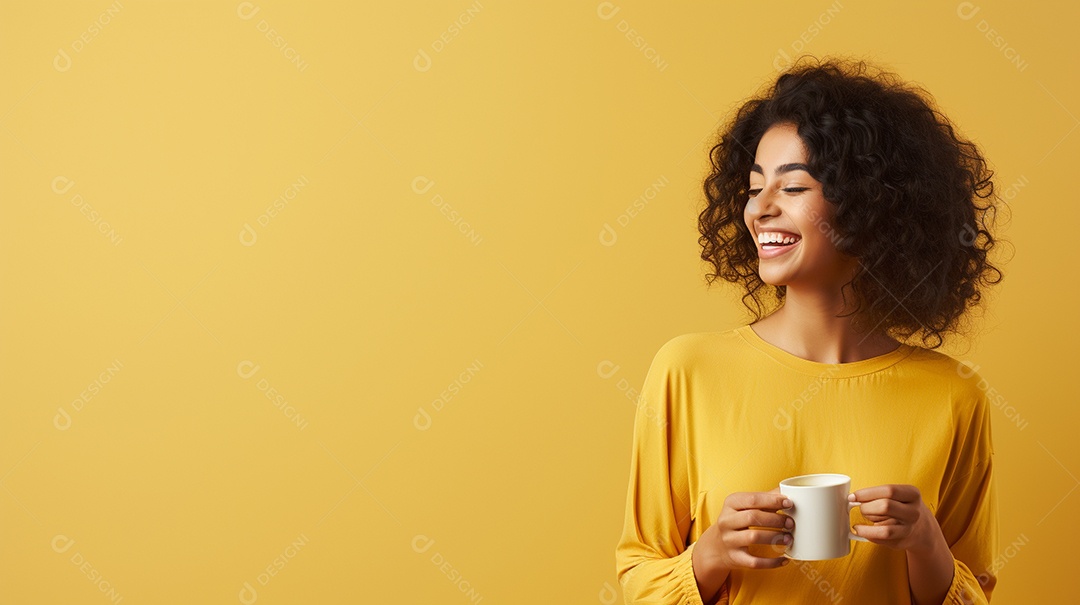 Mulher feliz com café