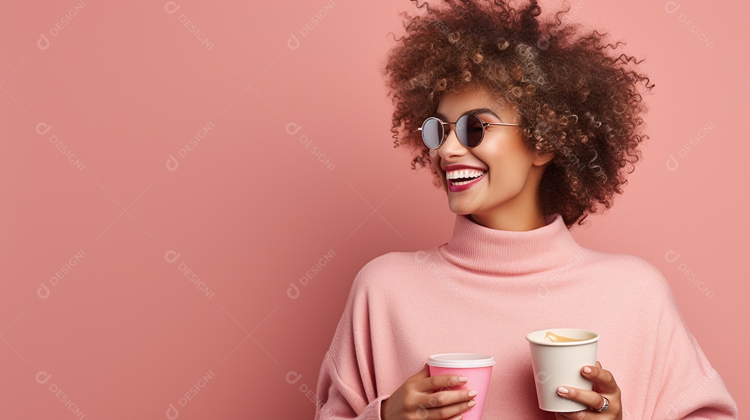 Mulher feliz com café