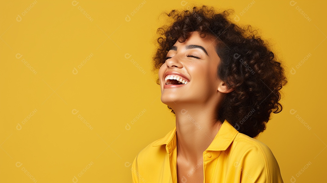 Mulher feliz com café