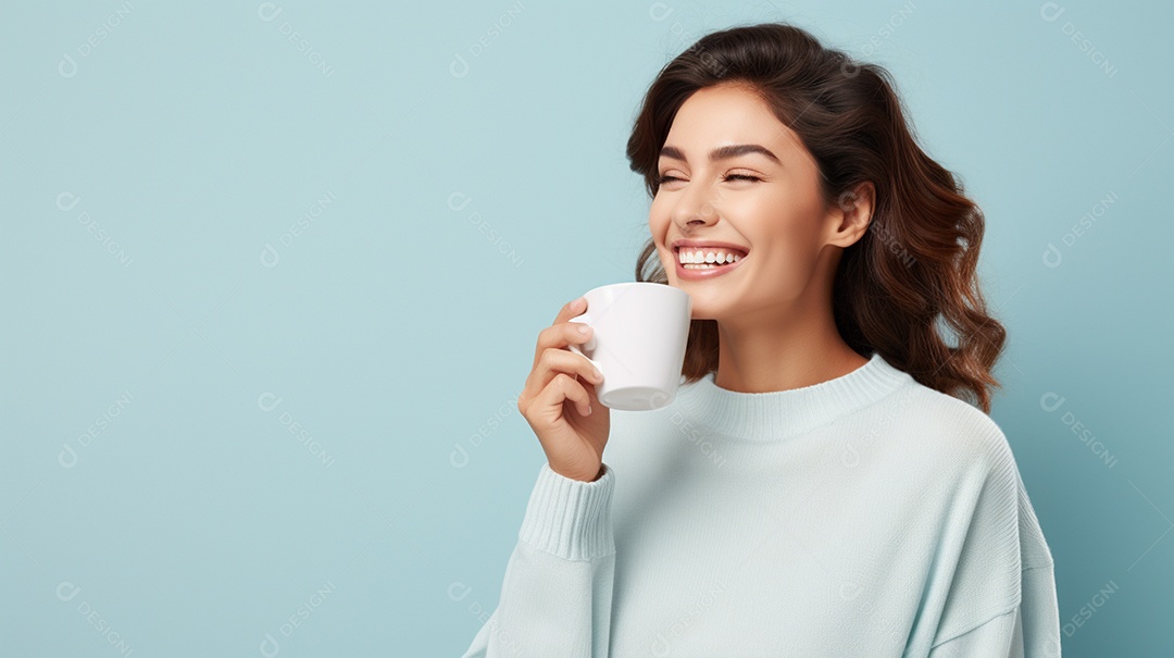 Mulher feliz com café