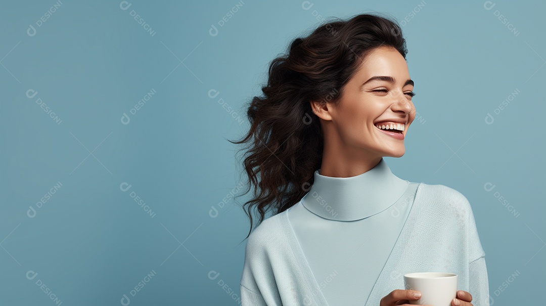 Mulher feliz com café