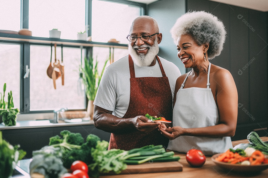 Casal de idosos cozinhando o jantar