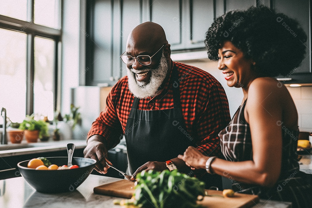 Casal de idosos cozinhando o jantar