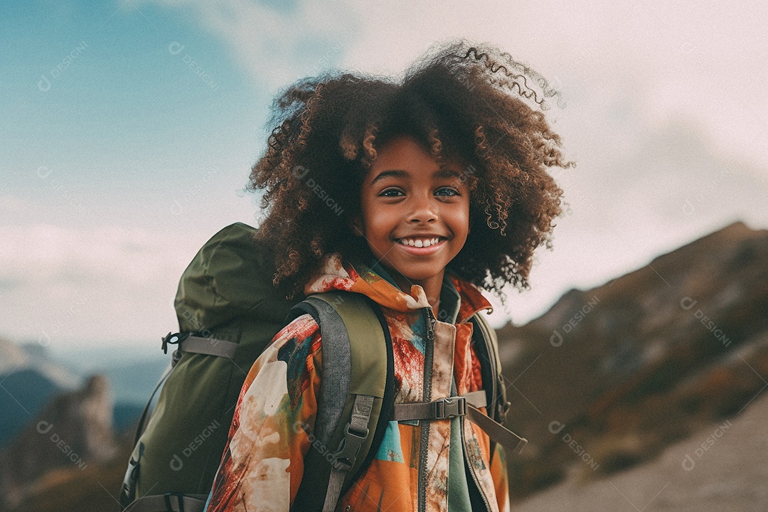 Jovem negra andando no topo da montanha