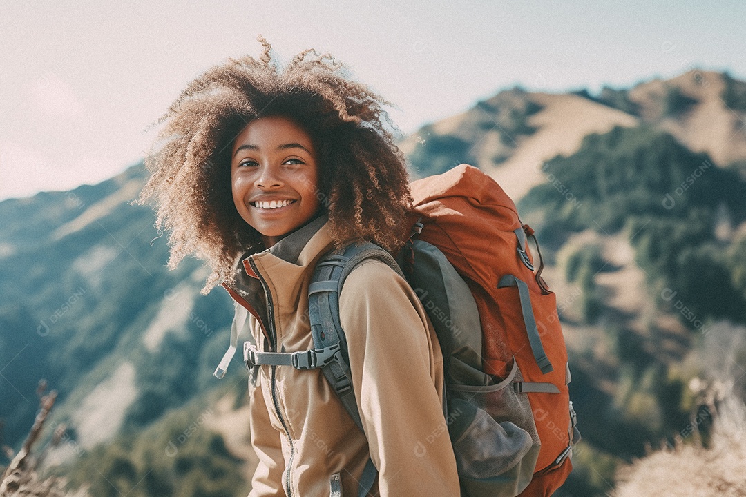 Jovem negra andando no topo da montanha