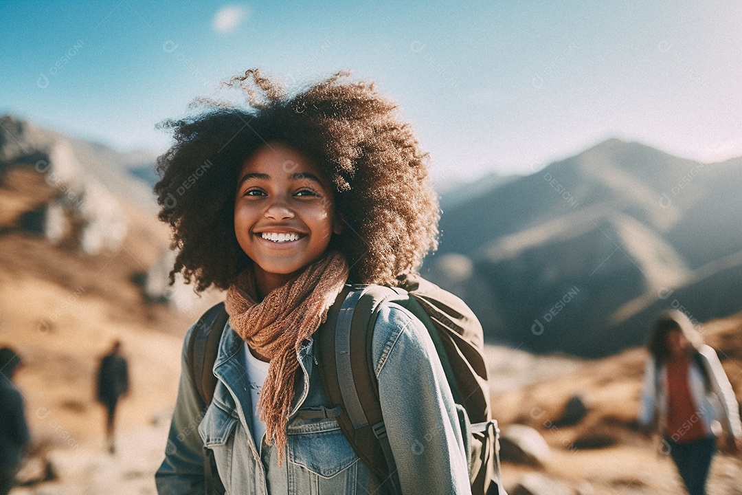 Jovem negra andando no topo da montanha