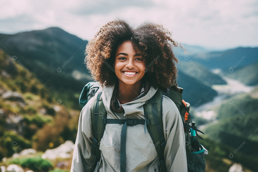 Jovem negra andando no topo da montanha