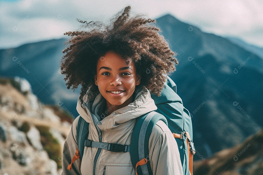 Jovem negra andando no topo da montanha