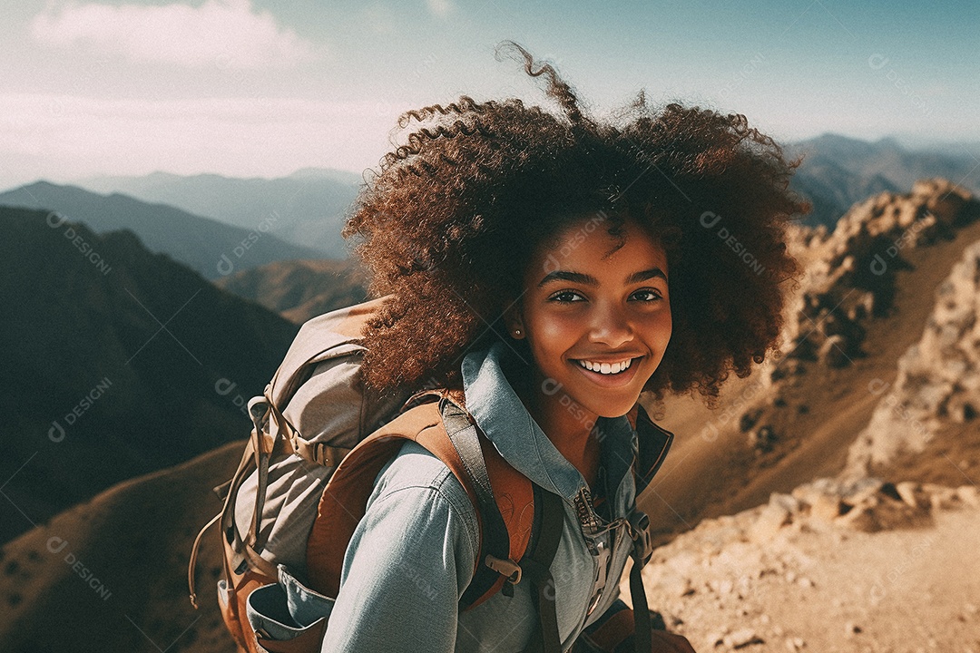 Jovem negra andando no topo da montanha