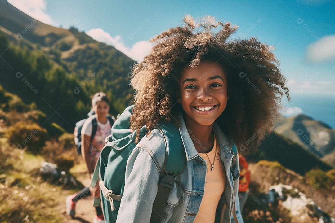 Jovem negra andando no topo da montanha