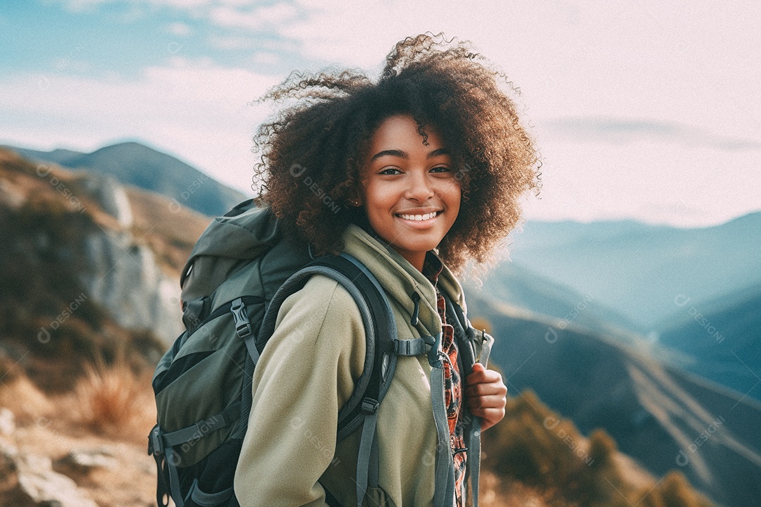 Jovem negra andando no topo da montanha
