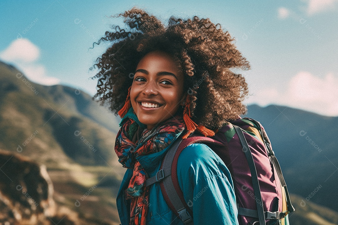 Jovem negra andando no topo da montanha