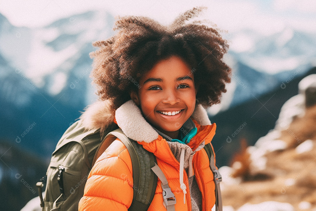 Jovem negra andando no topo da montanha