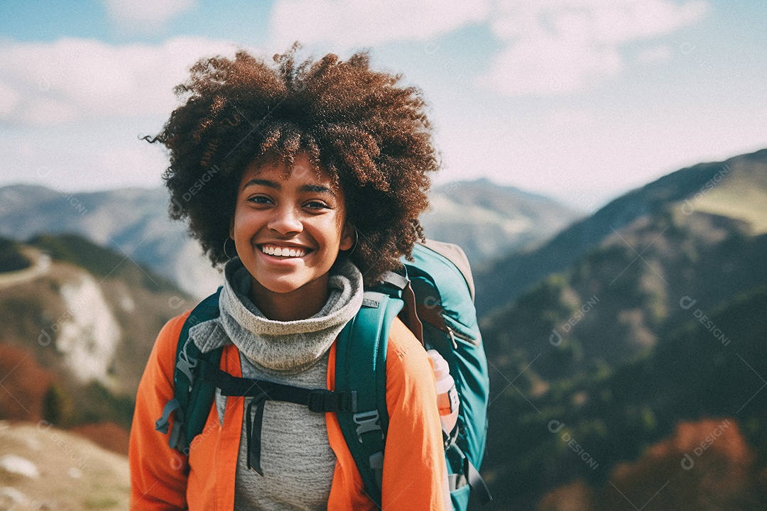 Jovem negra andando no topo da montanha