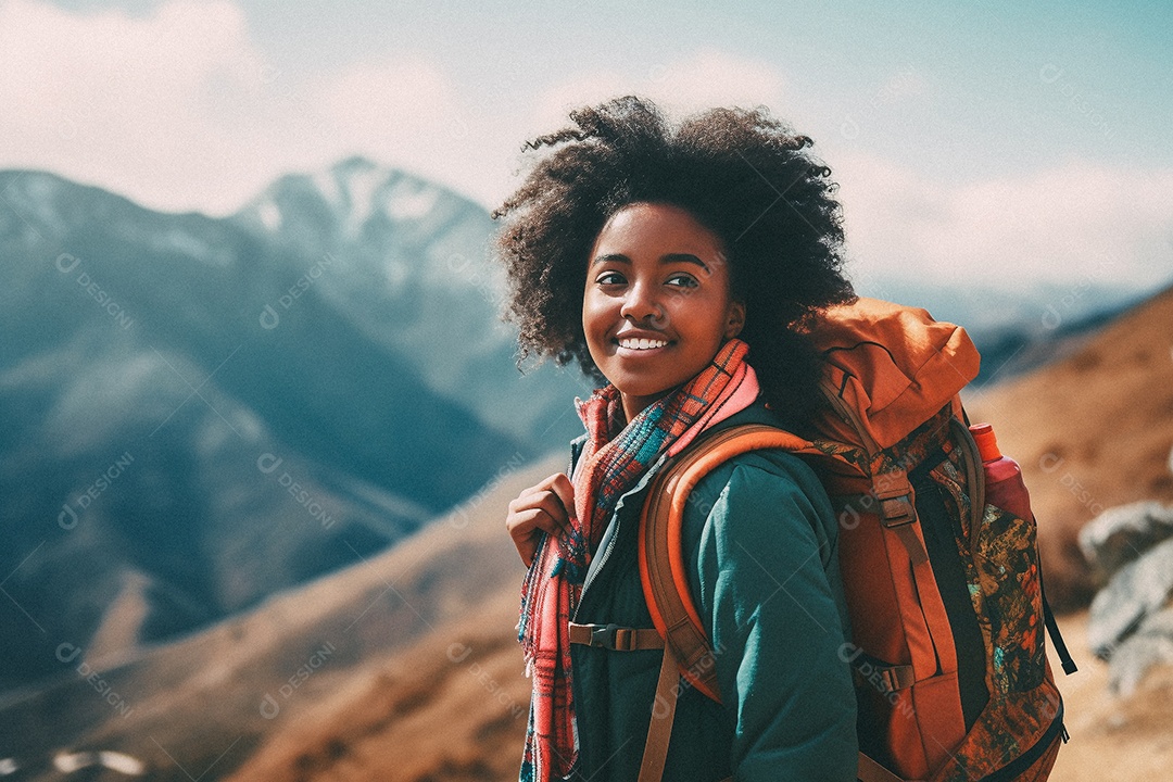 Jovem negra andando no topo da montanha