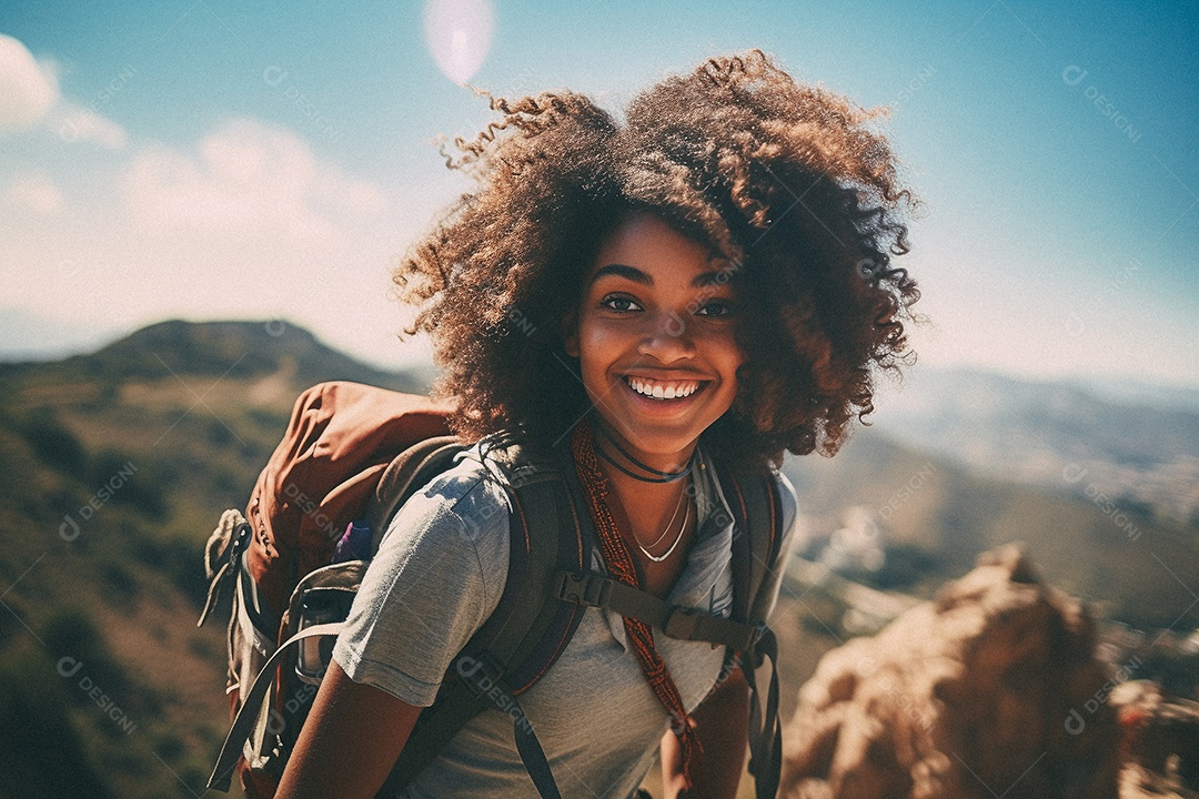 Jovem negra andando no topo da montanha