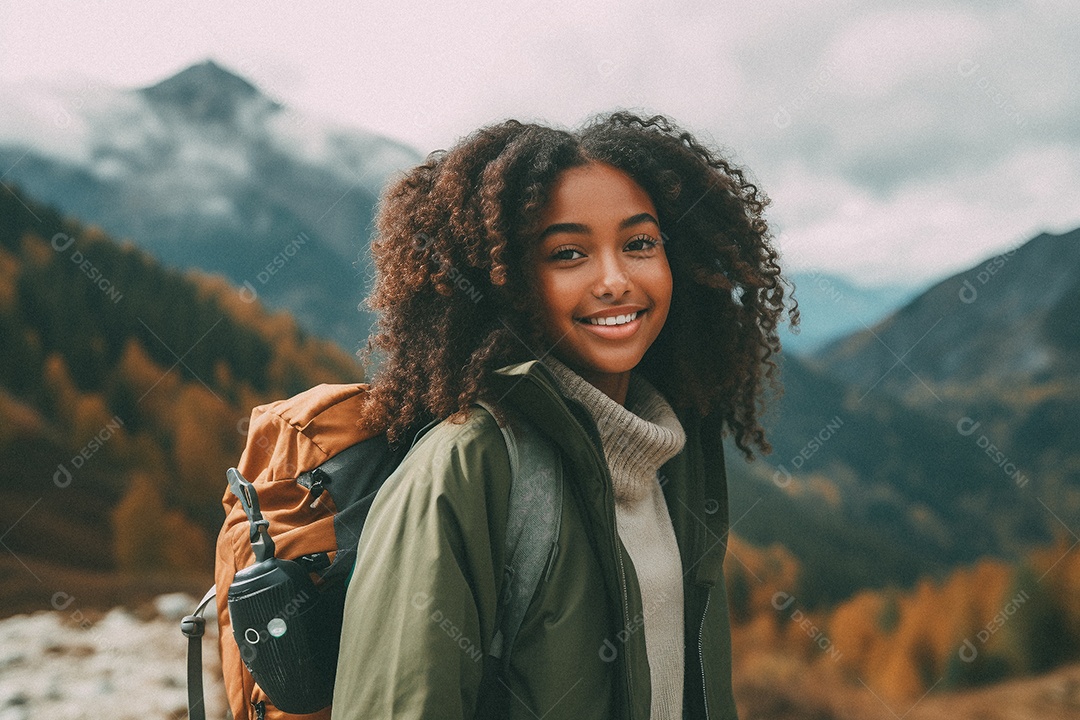 Jovem negra andando no topo da montanha