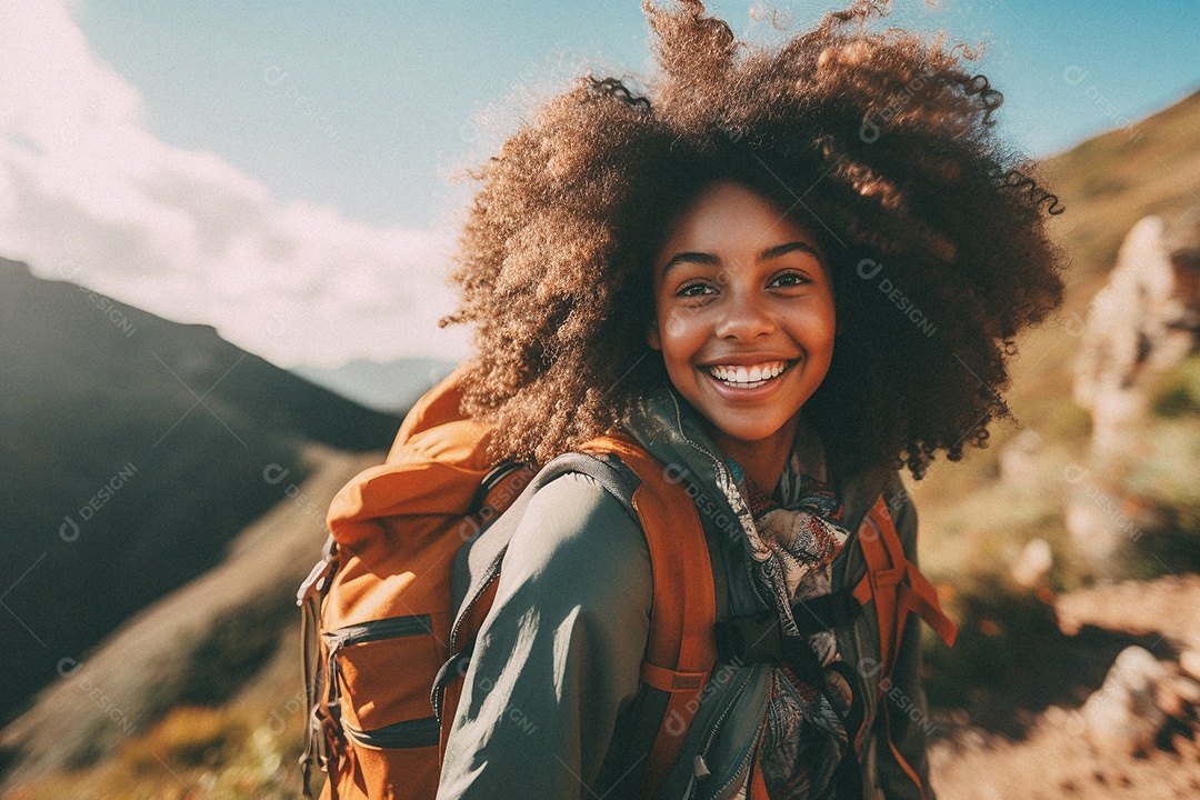 Jovem negra andando no topo da montanha