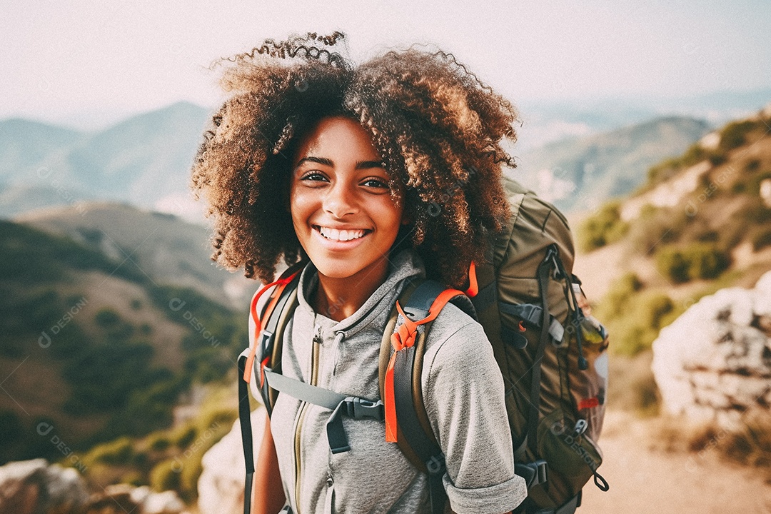 Jovem negra andando no topo da montanha