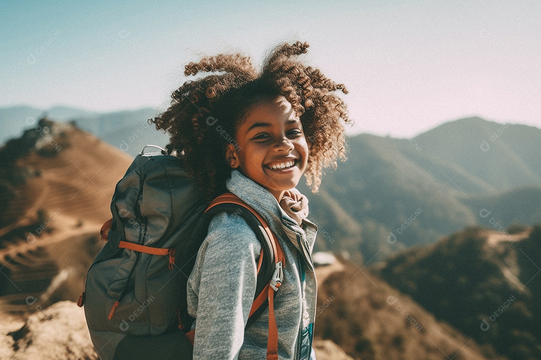 Jovem negra andando no topo da montanha