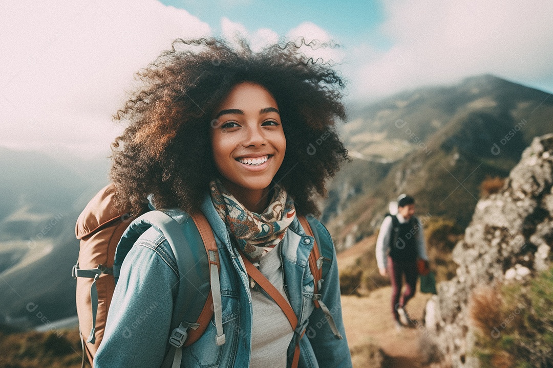 Jovem negra andando no topo da montanha