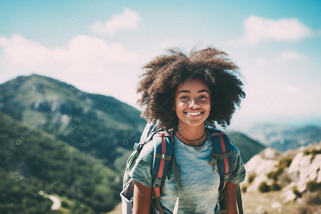 Jovem negra andando no topo da montanha