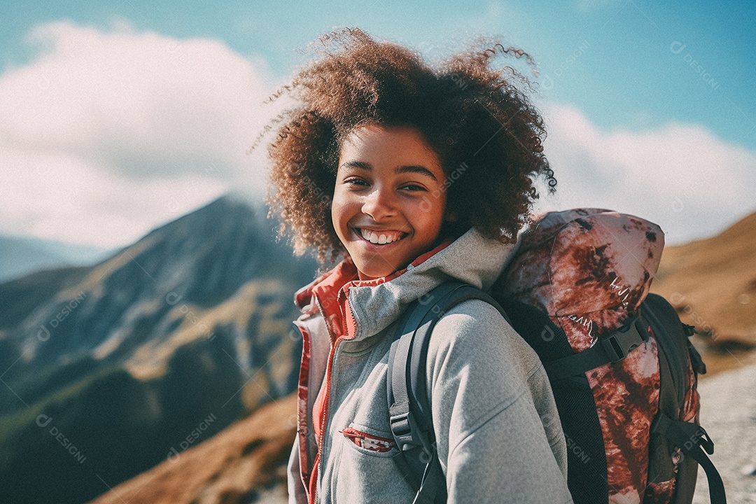 Jovem negra andando no topo da montanha