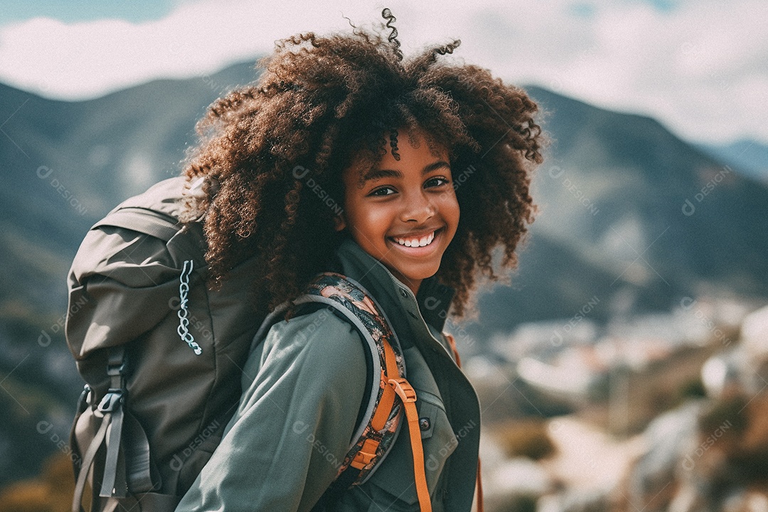 Jovem negra andando no topo da montanha