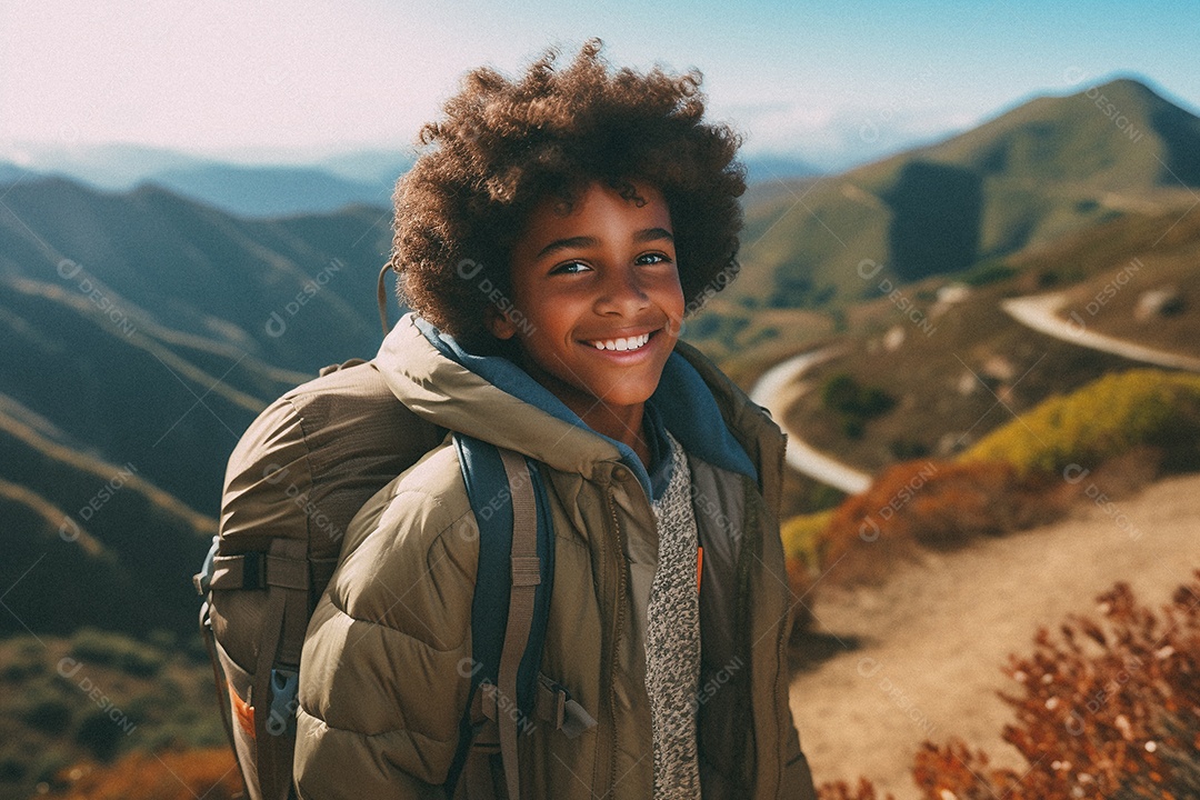 Menino negro andando no topo da montanha