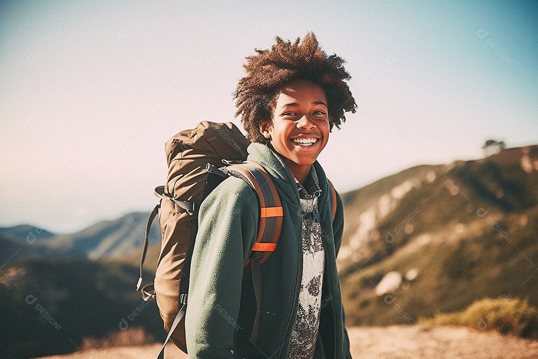Menino negro andando no topo da montanha