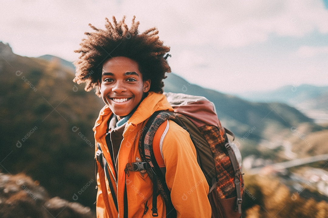Menino negro andando no topo da montanha