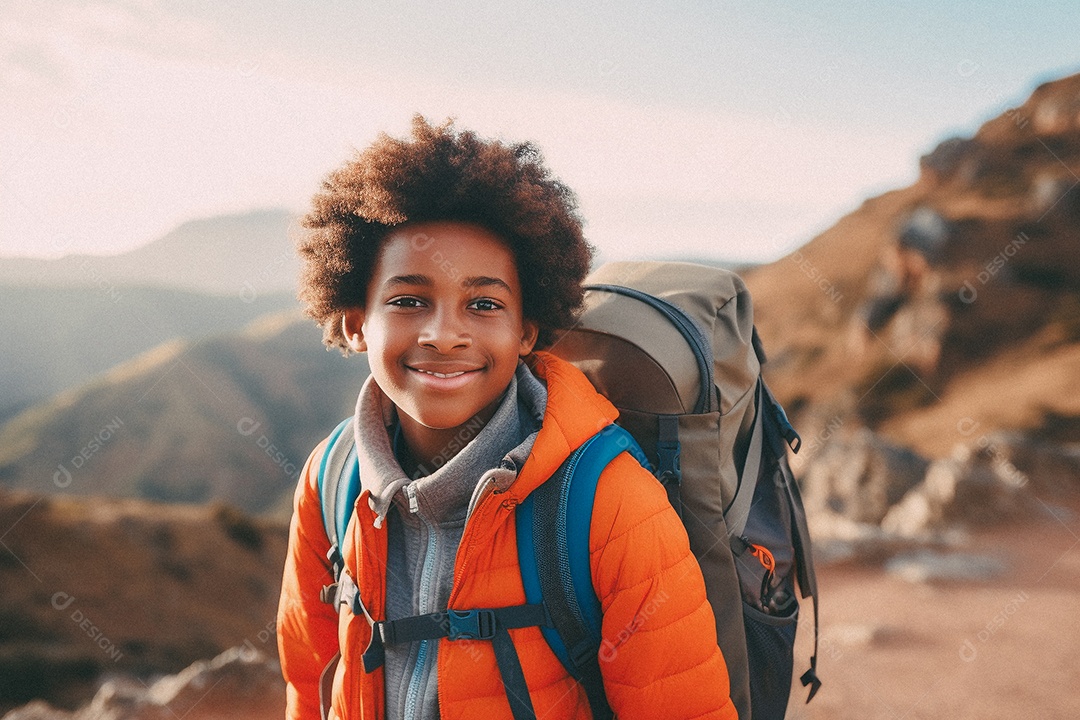 Menino negro andando no topo da montanha