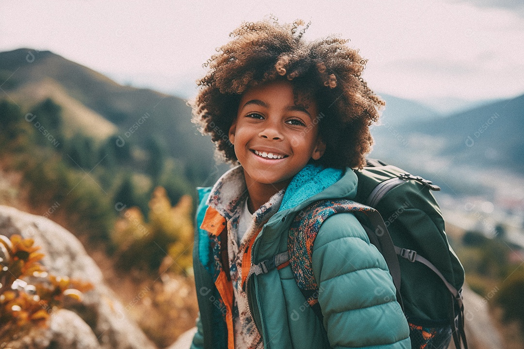 Menino negro andando no topo da montanha