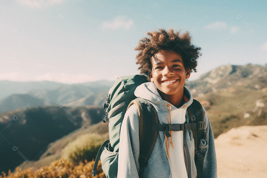Menino negro andando no topo da montanha